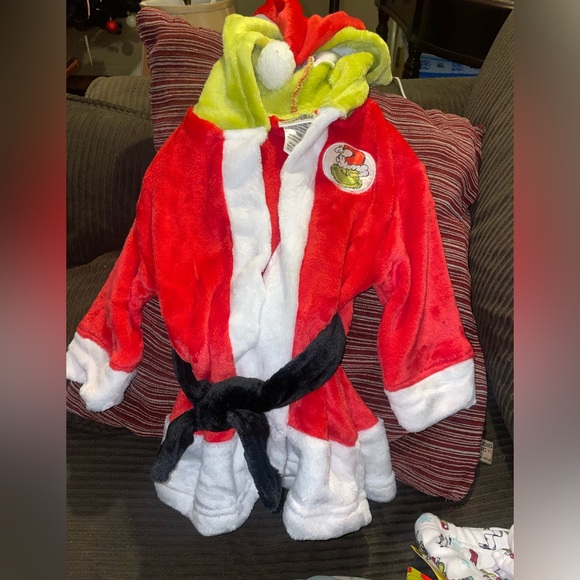 The grinch robe and pajamas 12 months $15 - Picture 1 of 4